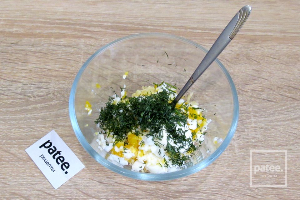 Бутерброды со шпротами и яйцом - Шаг 5