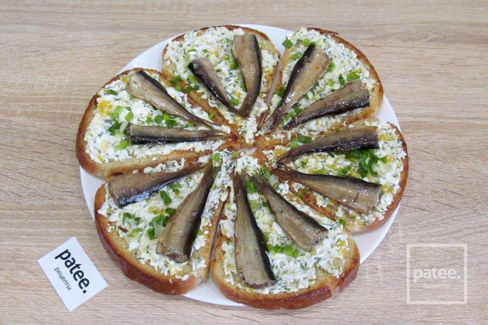 Бутерброды со шпротами и яйцом - Шаг 10