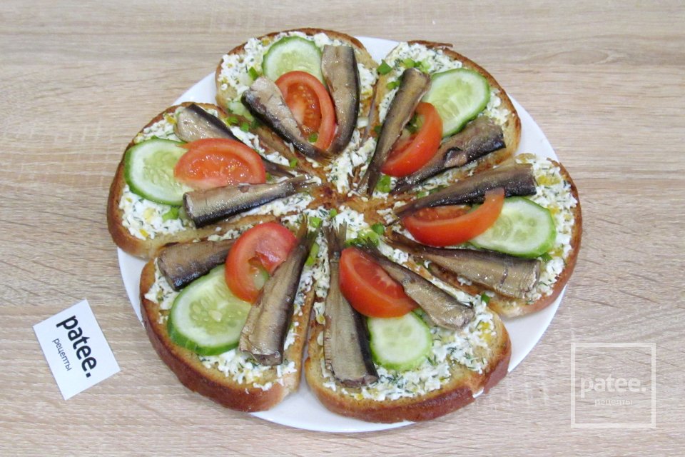 Бутерброды со шпротами и яйцом - Шаг 12