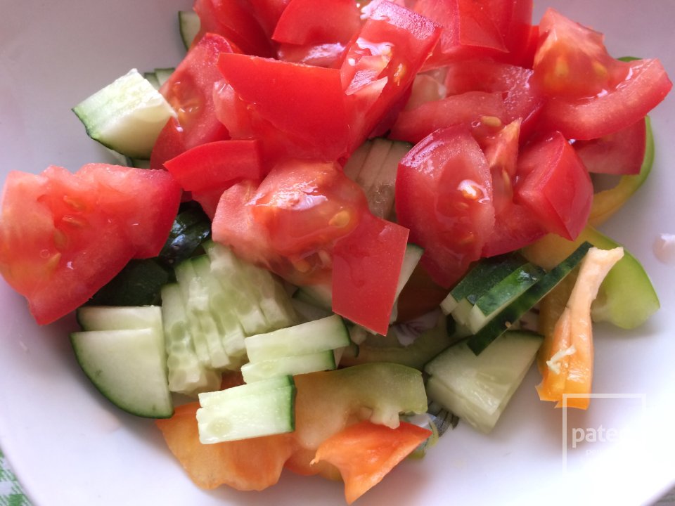 Овощной шеф-салат с говядиной с заправкой 🥙🌶🍯 - Шаг 4