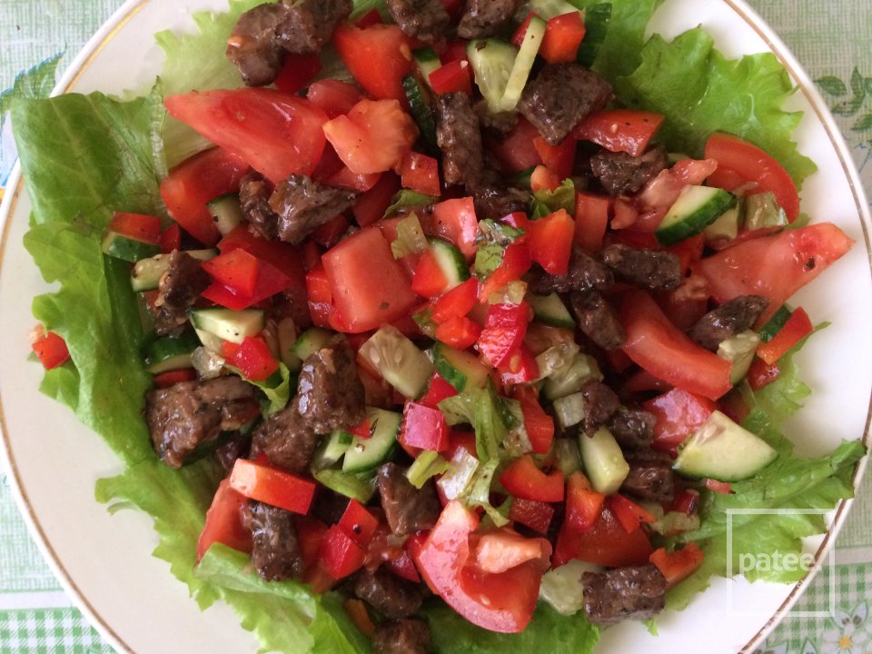 Овощной шеф-салат с говядиной с заправкой 🥙🌶🍯 - Шаг 6