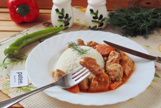 Свинина в подливе с зеленым горошком