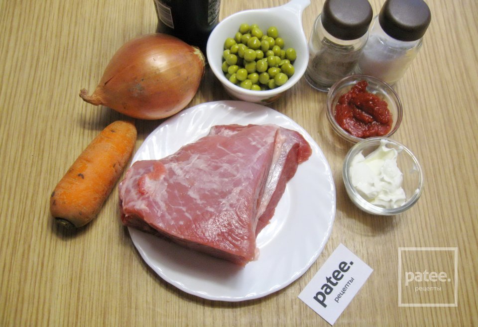 Свинина в подливе с зеленым горошком - Шаг 1