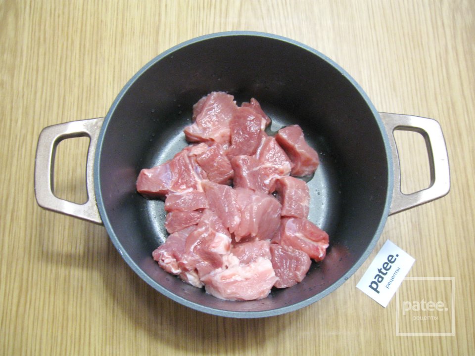 Свинина в подливе с зеленым горошком - Шаг 2