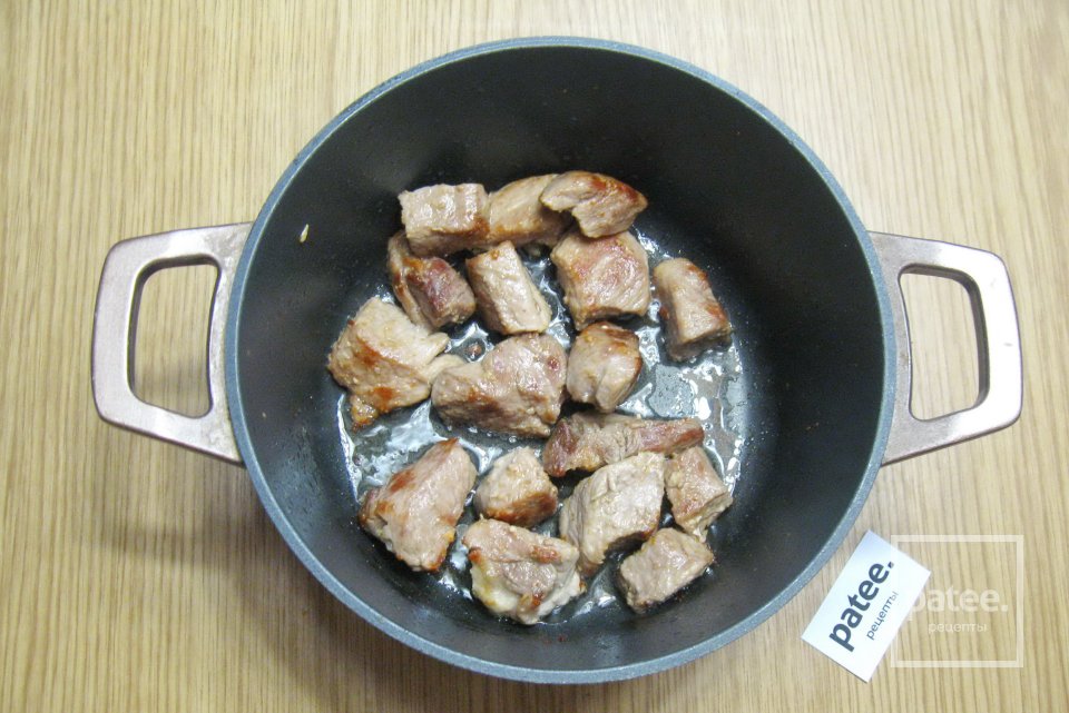 Свинина в подливе с зеленым горошком - Шаг 3