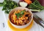 Свинина с картошкой и томатом на сковороде