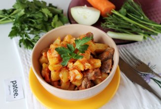 Свинина с картошкой и томатом на сковороде