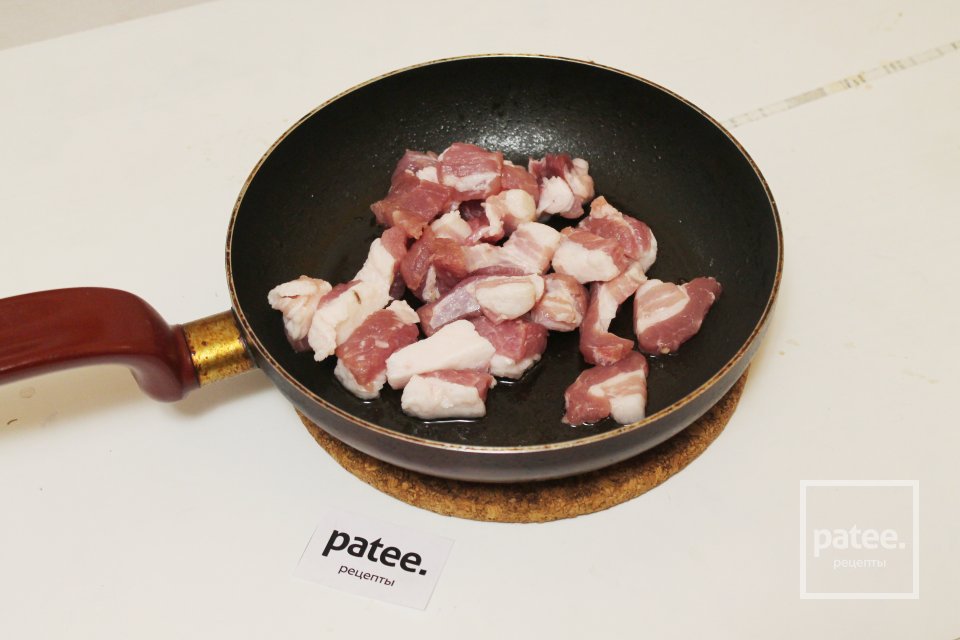 Свинина с картошкой и томатом на сковороде - Шаг 3