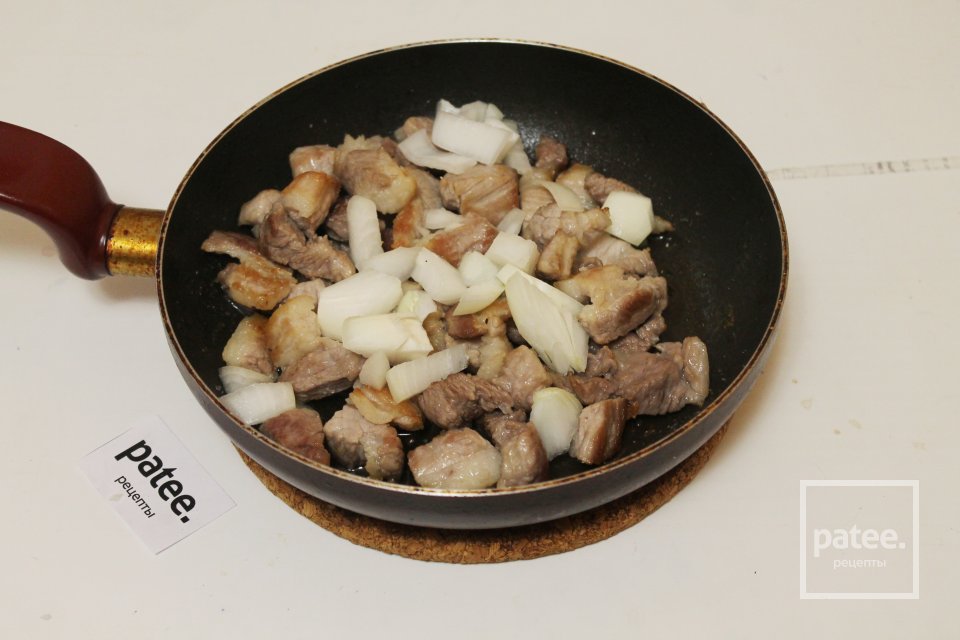 Свинина с картошкой и томатом на сковороде - Шаг 5