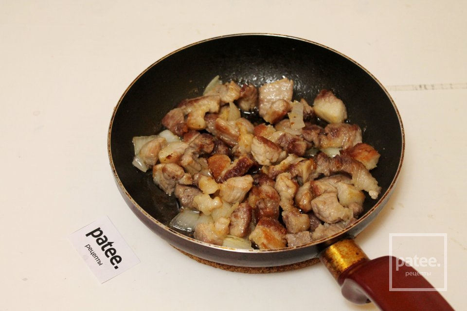 Свинина с картошкой и томатом на сковороде - Шаг 6