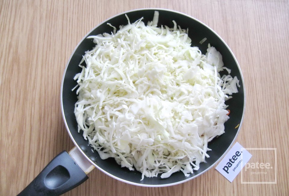 Тушеная капуста с тыквой и салями - Шаг 5