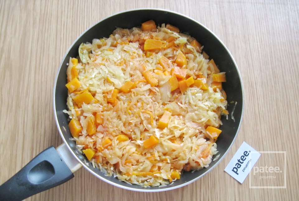 Тушеная капуста с тыквой и салями - Шаг 11