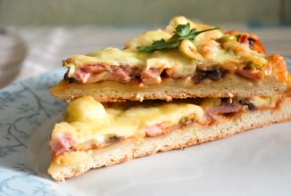 Пицца с грибами, двумя видами сыра и вареной ветчиной