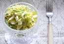 Овощной салат из пекинской капусты с огурцом