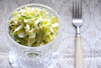 Овощной салат из пекинской капусты с огурцом