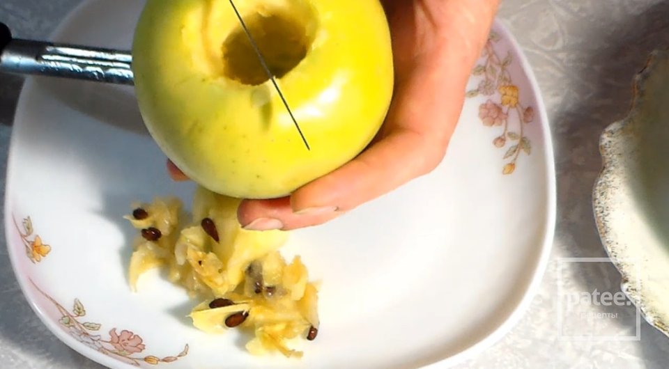 Печёные яблоки с творожной начинкой. С орехами и изюмом - Шаг 2