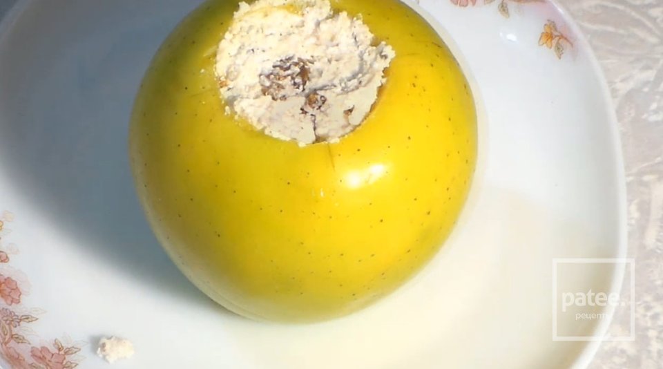Печёные яблоки с творожной начинкой. С орехами и изюмом - Шаг 3