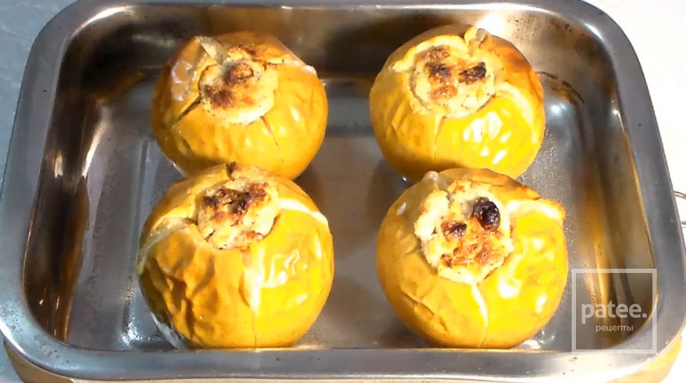 Печёные яблоки с творожной начинкой. С орехами и изюмом - Шаг 6