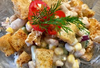 Салат «Мировой» с белой фасолью и хрустящей кукурузой.