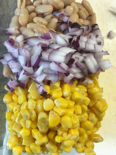 Салат «Мировой» с белой фасолью и хрустящей кукурузой. - Шаг 3