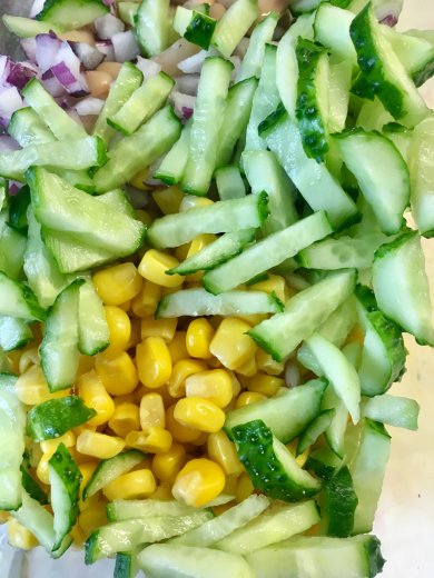 Салат «Мировой» с белой фасолью и хрустящей кукурузой. - Шаг 4