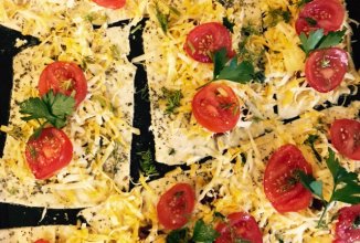 Мини - пиццы с помидорами и сыром!