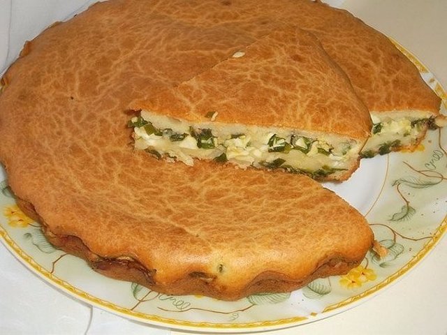 Пирог с зелёным луком и яйцом