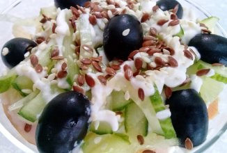 Салат из куриной копчёной грудки и груши