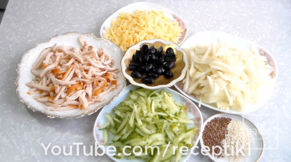 Салат из куриной копчёной грудки и груши - Шаг 1