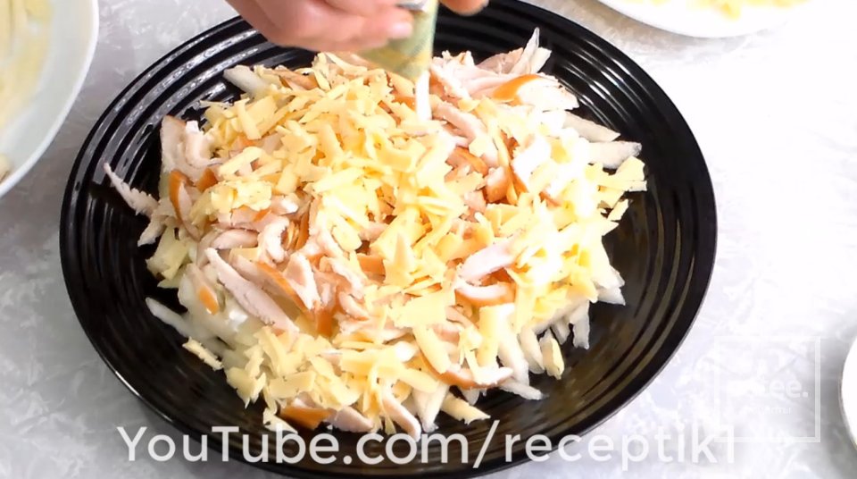 Салат из куриной копчёной грудки и груши - Шаг 2