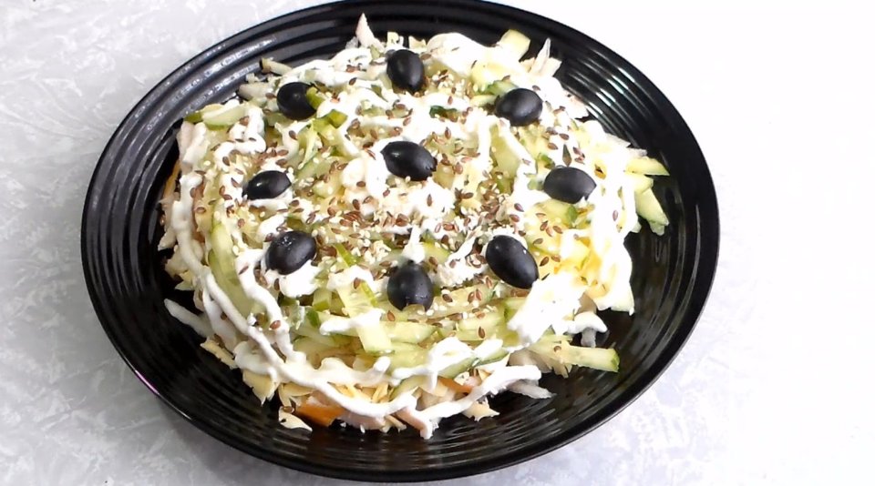 Салат из куриной копчёной грудки и груши - Шаг 3