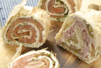 РУЛЕТ ИЗ ЛАВАША С СЕМГОЙ