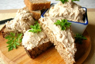 Идея для завтрака – яичный паштет. Как использовать оставшиеся крашенные яйца после Пасхи?