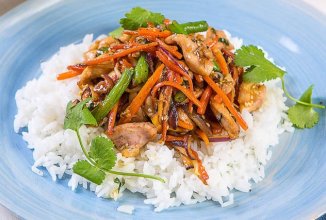 Курица с овощами стир-фрай на жасминовом рисе