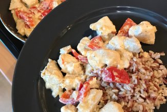 Курица, тушеная в сметане с красным перцем