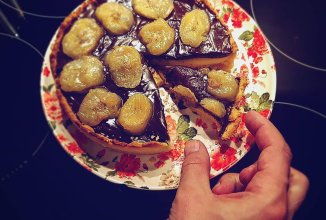 Тарт с заварным кремом,шоколадным ганашем и жареными бананами