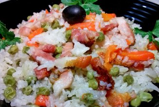 Овощной плов с беконом и горошком в мультиварке