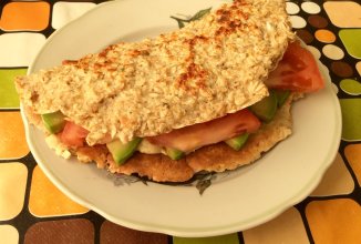 Овсяноблин с начинкой из хумуса, авокадо и помидоров