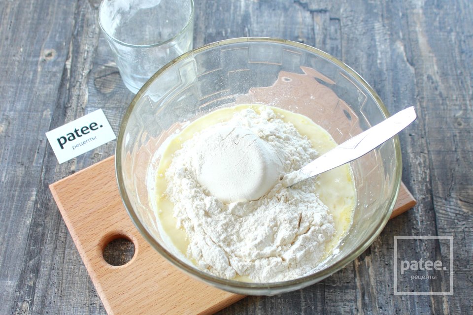 Заливной пирог с зеленым луком - Шаг 9