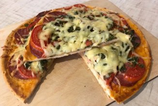 Простая пицца с колбасой