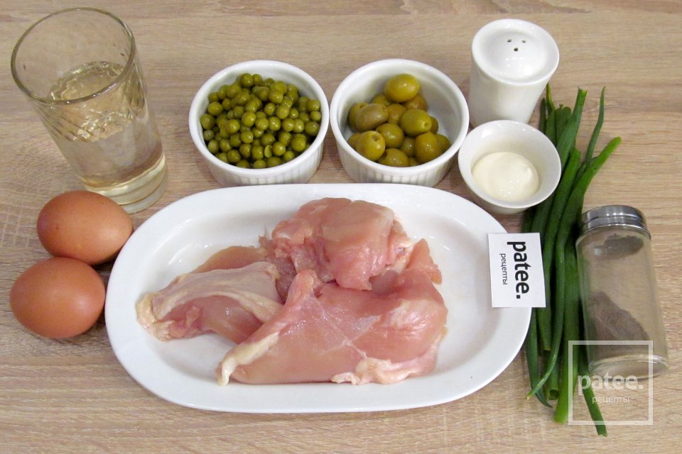 Салат с курицей и оливками - Шаг 1