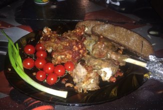 Нога ягненка, запеченная в фольге с томатной пастой и луком.