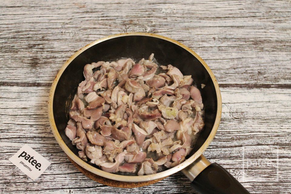 Салат из корейской моркови с куриными желудками - Шаг 10