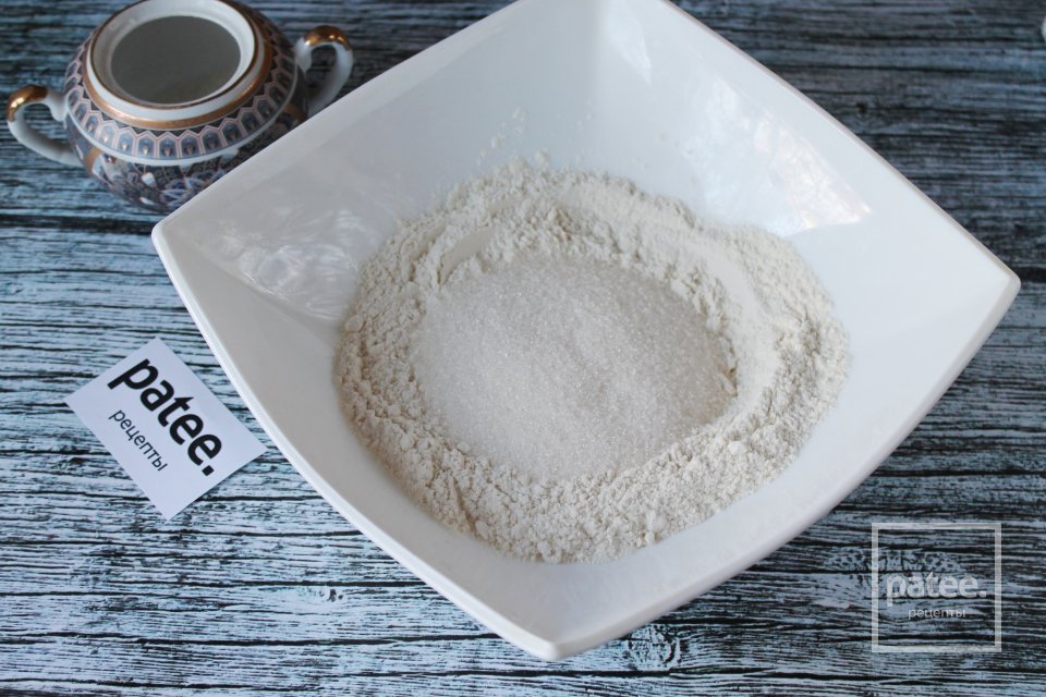 Пирог на майонезе с курагой и орехами - Шаг 4