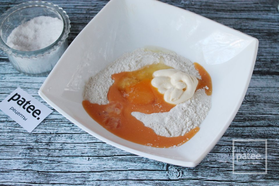 Пирог на майонезе с курагой и орехами - Шаг 7