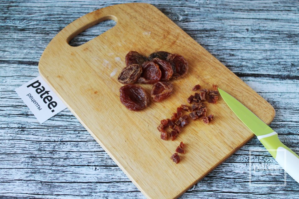 Пирог на майонезе с курагой и орехами - Шаг 9