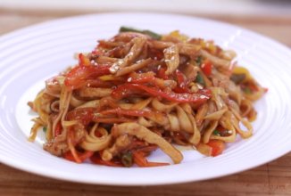 Лапша со свининой и овощами в соевом соусе