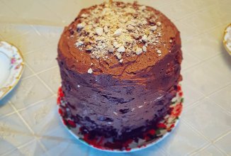 Шоколалный торт с безе и грецким орехом