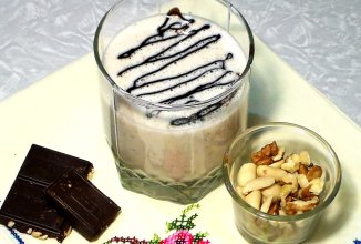 Молочно-банановое смузи с орехами