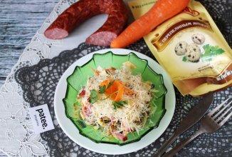 Салат с колбасой, омлетом и огурцом